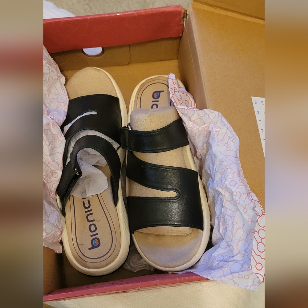 New Bionica Avoca black leather sandals size 7.5